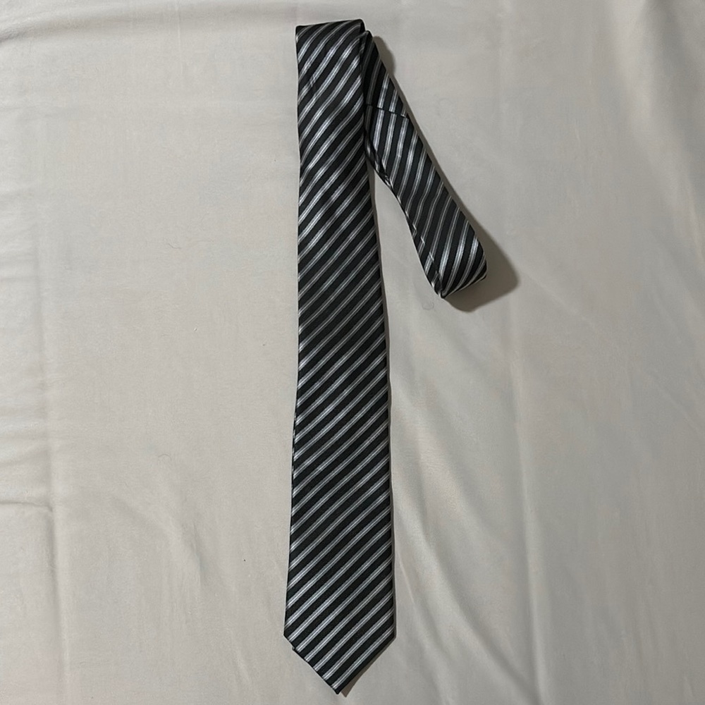 Elegant Striped Black and Gray Tie - Verti
